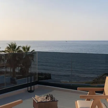 Asea Villa, Spectacular Right-on-the-beach Retreat, By Thinkvilla Vila *