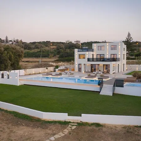 Asea Villa, Spectacular Right-on-the-beach Retreat, By Thinkvilla Vila *